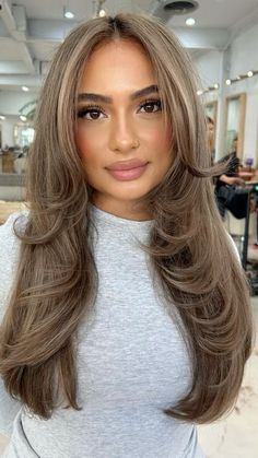 Brown Skin Blonde Hair, Blonde Photography, Beige Hair, Brown Hair Looks, Brown Hair Inspo, Brunette Hair With Highlights, Hairstyles For Layered Hair, Colored Curly Hair, Brunette Balayage Hair