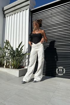 Os Best Sellers voltaram! Corre pro site enquanto ainda temos estoque!! White Pants Outfit, Fashion Identity, Nyc Summer, Streetwear Fits, White Corset, Online News, Aesthetic Look, Festival Looks, Parisian Chic