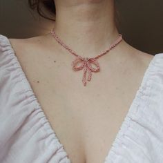 How To Style Choker Necklace, Seed Bead Bow Necklace, Beaded Necklace Designs Diy, Simple Beaded Jewelry Ideas, Cute Beaded Necklace, Simple Beads Necklace, Bead Bow Necklace, Seed Bead Bow, Bead Projects Ideas