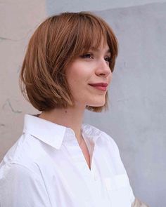 Choppy Bob With Bangs, Kort Bob, Chin Length Haircuts, Choppy Bob Haircuts, Bob Hairstyles With Bangs, Fall Hair Cuts, Beachy Style, Choppy Bob, Bob Haircut With Bangs