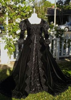 Gothic wedding gown Medieval Goth, Southern Belle Dress, Black Gowns, Sparkle Gown, Victorian Corset, Black Ball Gown, Medieval Gothic, Gothic Corset, Belle Dress