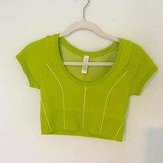 Brand New, Never Been Worn Before Discontinued, Arie Cropped T-Shirt Green Seamless Crop Top, Green Seamless Short Sleeve Top, Green Seamless Summer Tops, Green Seamless Scoop Neck Tops, Sporty Green Crop Top For Spring, Green Summer Workout Tops, Green Sporty Crop Top, Green Scoop Neck Sports Top, Green Athleisure Tops For Summer