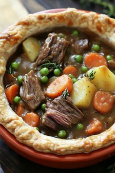 Beef pot pie with chunks of beef, carrots, peas, and potatoes in a flaky crust. Roast Beef Leftovers Ideas, Leftover Pot Roast Recipes, Roast Beef Tacos, Leftover Roast Beef Recipes, Beef Soups, Roast Beef And Cheddar, Leftover Pot Roast, Leftover Roast Beef, Beef Pot Pies