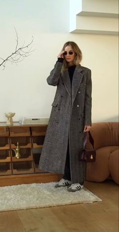 Long Check Coat Outfit, Long Wool Coat Street Style, Long Wool Coat Woman Street Styles, Long Grey Trench Coat Outfit, Coat 2024 Women, Grey Wool Trench Coat Outfit, Grey Herringbone Coat Outfit, Palto Woman Winter Coats 2023, Gray Wool Coat Outfit