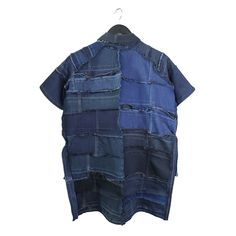 Fabriqué à la main dans le Massachusetts, aux États-Unis, à partir de chutes de denim recyclées collectées dans des boutiques de couture locales. Chemise en denim doux et extensible avec ourlet incurvé. Fermeture à pression sur le devant. Le verso est noir. Style sans sexe. Unique en son genre. TAILLE LARGE EN ACHETANT CETTE CHEMISE: - Vous soutenez les petites entreprises en Amérique - Vous détournez du denim de haute qualité de la culture de nos décharges - Vous créez une habitude de mode dura Denim Blue Patchwork Denim Top, Blue Cotton Patchwork Denim Top, Blue Patchwork Cotton Denim Top, Blue Cotton Denim Top With Patchwork, Blue Denim Patchwork Top, Blue Patchwork Denim Top, Medium Wash Cotton Denim Top With Patchwork, Medium Wash Denim Top With Patchwork, Medium Wash Denim Patchwork Top