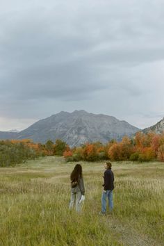 Aesthetic With Friends, Spring Hiking Outfits, Pics To Recreate, Fall Aesthetic Pictures, Hygge Autumn, Aesthetic Picture Ideas, England Aesthetic, Fall Pics, Hiking Outfits