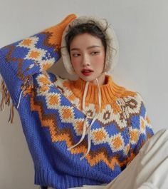 Kommen Sie mit unserem gestrickten Weihnachtspullover mit Retro-Muster in festliche Stimmung. Dieses Urlaubs-Essential verfügt über eine gemütliche Strickkonstruktion und ausgestellte lange Ärmel für einen Hauch von Laune. Verziert mit nostalgischen Retro-Mustern und aufwendigen Seildetails ist es ein Kleidungsstück, das die Freude und Wärme der Jahreszeit verkörpert und sich perfekt für die Schaffung wertvoller Urlaubserinnerungen eignet.



 Weihnachtspullover

 Gestricktes Material

 Rundhal Boho Festival Fashion, Flare Long Sleeve, Warm Christmas, Comfortable Sweater, Thick Sweaters, Holiday Memories, Jacquard Knit, Retro Pattern, Boho Festival