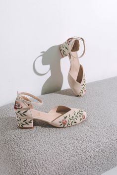 Wedding shoes 'Jasmine' is handcrafted in soft ivory suede and has elegant handmade blooming flowers and Moth embroidery that can be customized to your preference! The heel measures 4.5 cm / 1.8 inches. These wedding shoes are designed with a V-notched vamp (v-cut) and closed-toe, making bridal sandals more elegant and special. Inside there is a soft Memory foam insole, which gives a feeling of additional comfort when walking. Tunit outsole is made of a mixture of leather chips and rubber, it's more wear-resistant than leather and more durable. This type of outsoles is great for countries with rainy climates. Also, we use soft natural upper materials that wear well and take the shape of the foot. OUR SHOES ARE MADE-TO-MEASURE ONLY. We start to craft the shoes only after you place the order Cottagecore Shoes, Outdoor Wedding Shoes, Moth Embroidery, Wedding Shoes Vintage, Pearl Anklet, Butterfly Wedding, Bridal Sandals, Ivory Bridal, Floral Butterfly