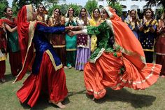 Giddha Dance, Punjabi Dance, Farm Resort, Twirl Girl, Teej Festival, Dance Of India, Punjabi Culture, Amazing India, Indian Classical Dance