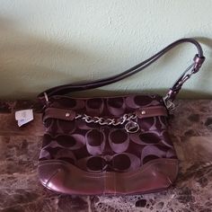 Such An Incredible Purse By Coach New With Tags And A Certificate Of Authenticity. Price Tag $278 Beautiful Brown With Bronze Strap And Accents With Chrome Colored Chain Across The Front. Measures About 10 1/2" Deep And About 11" Flat Across In Width. Leather Purse Outfit, Coach Bucket Bag, Brown Coach Purse, Purse Outfit, Teal Leather, Leather Satchel Handbags, Novelty Bags, Luxury Purses, Coach Shoulder Bag