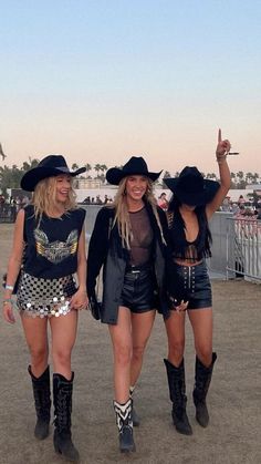 Stagecoach Outfits, Mode Coachella, Country Music Concert Outfit, Country Music Outfit, Traje Cowgirl, Country Music Festival Outfits, Music Festival Style, Concert Outfit Rock