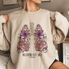 Shirt Anatomy, Anatomy Shirts, Gift Flowers, Nurse Design, Diy Embroidery Designs, Respiratory Therapist, Body Outfit, Future Nurse, Work Hairstyles