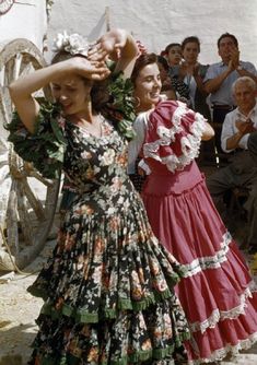 Flamenco Party, Spanish Woman, Spanish Culture, Mode Chanel, Women's Circle, Vintage Mexico, Modest Bridesmaid Dresses, Mama Style