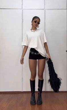 Black Boots Festival Outfit, Black And White Concert Outfit, Black Shorts Outfit Night, True Aesthetic, Concert Vibes, Concert Fit, Outfits Rave, Looks Street Style