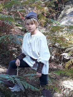 Robin Hood linen tunic, medieval tunic, pirate shirt or Viking tunic (suede belt not included). Archer Costume, Medieval Archer, Robin Hood Costume, Peasant Costume, Tutu En Tulle, Medieval Tunic, Viking Tunic, Boys Costumes, Medieval Hairstyles