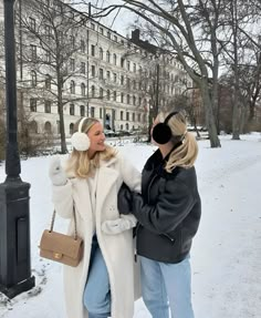 Ny Fashion Winter, Winter Influencer Outfits, Winter Apres Ski Outfits, Winter Princess Aesthetic Outfit, Winter Outfits City New York, Prague Christmas Outfit, Colorado City Aesthetic, Winter New York City Outfits, New York Aesthetic December