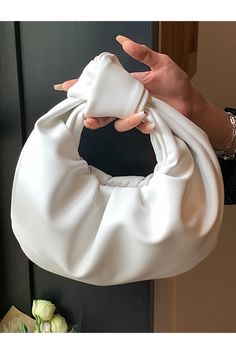 Small circle shape purse in vegan leather fabric. Knot on handle detail. Ruched Bag, Cloud Bag, Party Clutch, Retro Mode, Crossbody Bag Women, Types Of Bag, Sweet Style, Leather Messenger, Womens Crossbody Bag