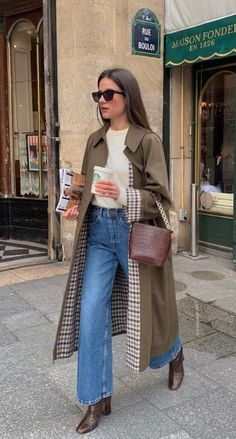 Uni outfits, fall 2024, fall fits, fall outfit aesthetic, fall fashion, fall shoes, fall outfits 2024, fall 2024 outfits,  fall outfits, fall aesthetic, school outfits, autumn aesthetic, fall, uggs outfit, late summer outfits, autumn outfit, autumn outfits, winter outfits, women’s style, women’s fashion, women’s outfit, fall trends, 2024 trends, outfit Inso, outfit ideas, trench coat, sweater, boots, wide leg jeans How To Make Jeans, Look Boho Chic, Stile Hijab, Trench Coat Outfit, Skandinavian Fashion, Chique Outfits, Outfit Chic, Looks Party, Looks Street Style