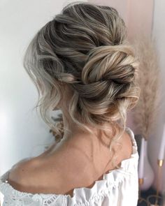 30 Chic Wedding Hairstyles With Bangs ❤ We don’t see wedding hairstyles with bangs very often. Choose a fringe hairstyle to make your face look a bit sweeter and younger. #weddingforward #wedding #bride #WeddingHairstyles #WeddingHairstylesWithBangs Medium Hair Volume, Loose Curls Updo, Wedding Hairstyles Medium Length, Mother Of The Bride Hair, Romantic Updo