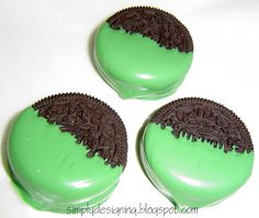 three cookies with green frosting and chocolate chips on top are arranged in the shape of an oreo cookie