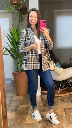 Outfit Americana, Blazer And Sneakers Outfit, Blazer Pink, Work Looks, Sneakers Outfit, Fall Fashion Outfits, Outfits Casuales, Classy Outfits, Capsule Wardrobe