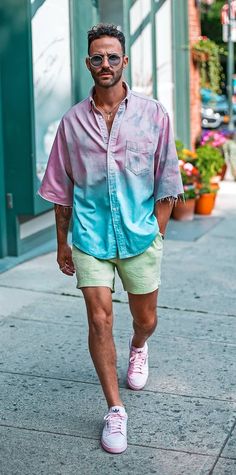 Colorful Outfits Men, Green Shorts Outfit, Pink Shoes Outfit, Palm Springs Outfit, Mint Green Shirts, Curry Night, Gentlemen's Club, Color Outfits, Mens Shorts Outfits