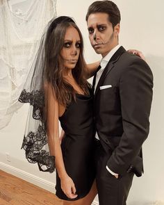 Halloween, skull makeup Bride Groom Halloween Costume, Disfarces Halloween Casal, Black Bride Costume Halloween, Dead Groom And Bride Costume, Goth Bride Costume, Black Bride Halloween Costume, Witch And Wizard Costume Couple, Black Bride Costume, Dead Bride And Groom Costume