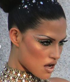 Cristal Connors, Makeup Ideas Eyeliner, Runway Makeup, 22 December, Edgy Makeup, Bold Makeup, Face Beat