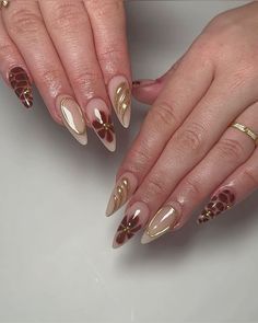 Timeless classy nails Brown Nails With Gold, Autumn Brown Nails, Nails With Gold Accents, Beautiful Fall Nails, Pumpkin Patches, Sweater Nails, Soft Nails, Nails Only, Brown Nails