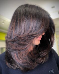 Fresh Butterfly Haircut Styles to Show Off Your Personality Layered Thick Hair, Haircuts For Medium Length Hair, Thick Hair Styles Medium, Hair Tint, Haircuts For Medium Hair, Haircuts Straight Hair, Short Hair Haircuts, Medium Hair Cuts