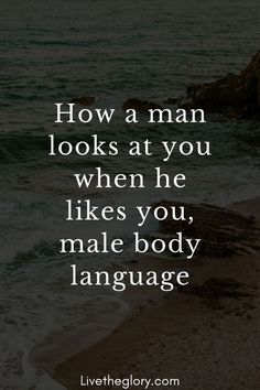 What a man does when he likes you is always with his body language. They do not even know each other, nor do they speak, but by the way he looks at you and acts you can tell if he is interested. If you like that man, you only have to correspond with the look so that he gains confidence. Body Language Attraction Men, Body Language Attraction, Attraction Facts, New Relationship Advice, Man Looks, Soulmate Connection, Relationship Stuff, A Guy Like You, Night Beauty