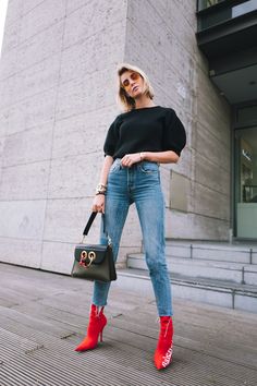 Red Booties Outfit, Outfits Rojos, Red Boots Outfit, Tennis Shoe Outfits Summer, Outfit Designer, Red Ankle Boots, Boots Outfit Ankle, Tennis Shoes Outfit