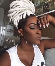 Shop Edgefull.com! Have beautiful natural hair but thinning edges? Shop our affordable protein concealer to hide your problem areas instantly and regain your confidence!!! Wig Tutorials, Cabello Afro Natural, Braids With Shaved Sides, Weave Hairstyles Braided, Mohawk Styles, Shaved Side Hairstyles, Vacation Hairstyles, Edgy Haircuts, Faux Locs Hairstyles