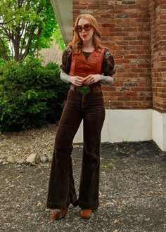 Wide-wale stretch corduroy flares in chocolate brown for ultimate 70s vibes! Features an ultra-flattering fit, high waist, slim fit through the thigh and major flare leg opening. Specially angled and shaped pockets in the back for a truly peachy looking butt. Approx. 32" inseam Features: Soft, wide wale corduroy in chocolate brown Majorly babe'n high waist with an 11" rise Fitted through waist, hip, and thigh, with a true flare leg Button and zipper fly with belt loops Two flattering, tulip shap Corduroy Flares, 70 Outfits, Wide Wale Corduroy, Brown Jumpsuits, Outfits 70s, Black Salt, 70s Inspired Fashion, Outfits Retro, 70s Vibes