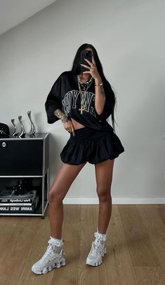 Puffy Mini Skirt Outfit, Ghoe Ncat Outfits, Mini Skirt Sneakers Outfit, Puffball Skirt Outfit, Live Concert Outfit, Skort Outfit Baddie, Black Bubble Skirt Outfit, Fashion Killa Outfits, Black Shorts Outfit