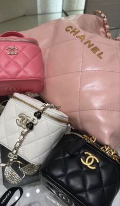 Chanel 22 Bag, Chanel 22, Fashion Shoes Heels, Fancy Bags, Jewelry Fashion Trends