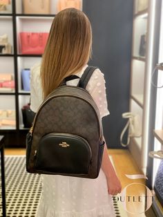 Coach Court Backpack, Coach Backpack Outfit, Mochila Coach, Coach Backpacks, Mk Tote Bag, Stylish School Bags, Coach Backpack, Luxury Tote Bags, Luxury Backpack