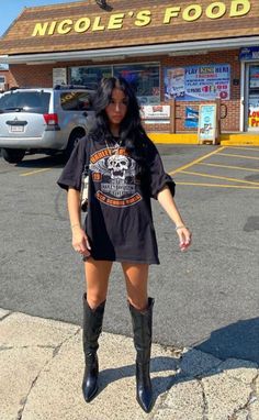 Harley Davidson Aesthetic Outfit, Big T Shirt Outfits Street Style, Chili Fest, Band Tee Outfits, Vegas Outfits, Coachella Style, Oversize Tshirt Outfits, Outfit Black Women, Tailgate Outfit