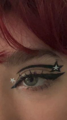 Easy shooting star graphic eyeliener Cat Inspired Makeup Looks, Under Eyelashes Eyeliner, Metal Concert Makeup Ideas, Creative Eyeliner Looks Hooded Eyes, Star Makeup Ideas, Cute Simple Eyeliner, Big Eyeliner Makeup, Snowflake Eyeliner