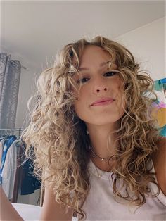 Long 2c Curly Hair, Curly Hair With Fringe, Long Naturally Curly Hair, 2c Curly Hair, Curly Curtain Bangs, Hairstyles For Long Curly Hair, Hair With Fringe, Long Layered Curly Hair