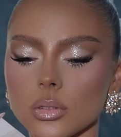 Glitz And Glam Makeup Look, White Shimmer Makeup Looks, Wedding Makeup Ethereal, Makeup For Lime Green Dress, Light Shimmer Eye Makeup, Summer Night Makeup, Champagne Makeup, Full Glam, Night Beauty