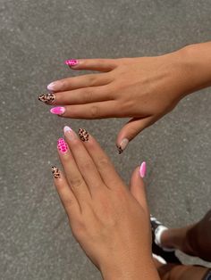 🎀✨🐆 Different Nail Art On Each Finger, Pink Nails With Cheetah Print, Fun Nails 2024, Pink And Cheetah Nails, Pink And Leopard Nails, Acyrilics Nails Ideas, Pink Almond Nail Ideas, Pretty Birthday Nails