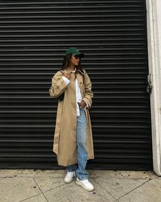 Trench Coat And Baseball Cap Outfit, Ballcap Outfits Women, Ballcap Outfits, Trench Coat And Sneakers, Casual Trench Coat Outfit, Ootd Casual Chic, Melbourne Style, Trucker Hat Outfit