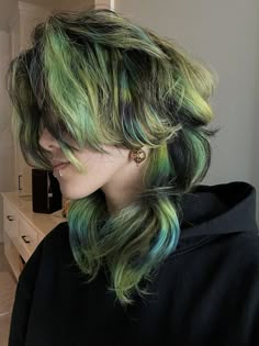 Brown Hair Color Blocking, Unique Hair Color Combos, Cool Hair Colors For Short Hair, Dyed Hair Multicolor, Layered Dyed Hair, Jellyfish Haircut Wavy, Pigeon Hair Dye, Hair Due Ideas, Layered Jellyfish Haircut