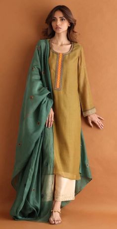 Suit Blouse, Trendy Outfits Indian, Simple Kurta Designs, Pakistani Fashion Casual, Casual Indian Fashion, Desi Fashion Casual, Pakistani Fancy Dresses, Pakistani Dresses Casual