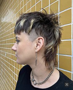 Modern Mullet Shaved Sides, Mullet Undercut Hairstyle Women, Mullet Mohawk Women, Short Mullet With Shaved Sides, Mullet Side Shave, Mohawk Mullet Woman, Super Short Mullet, Mullet Colored Hair