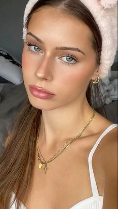 She has a clean girl aesthetic with a lot of gold jewelry and light brown hair. Sunkissed Makeup, Dewy Makeup Look, 밈 유머, Elegant Makeup, Makeup Looks Tutorial, Glowy Makeup