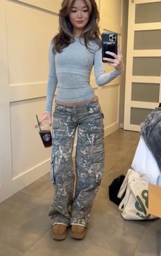 Fits With Camo Pants, Revice Denim Camo Pants, Camo Beanie Outfit, How To Style Camo Cargo Pants, Camo Pants Fit, Camo Jeans Outfit, Camo Pants Outfit, Baggy Outfit Ideas, Cargo Pants Outfit Women