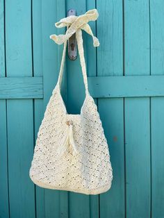 Straw Messenger Hobo Bag, Bucket Bag, Crossbody Bag, Rustic Bag, Crochet Market Bag, Straw Bucket Bag, Summer Straw Bag, Beach Bag  This straw bag is perfect for you to go on vacations, beach parties and more. It's a beautiful shoulder bag is the Easy to wear and so comfortable to wear and can also be a nice present for your friends and family. This handmade straw shoulder bag has a inside and cloth to keep your items save. And also has a beautiful shoulder strap to comfort you. You can put in an ipad, umbrella, wallet or makeup items. Dimension: Upper width 40cm (18.1inch), Height 30cm (11.8inch) Cheap Bucket Shoulder Bag For Beach, Cheap Bucket Shape Shoulder Bag For Beach, Cheap White Bucket Bag For Beach Season, Cheap White Bucket Bag For Beach, Cheap Vacation Bucket Shoulder Bag, Straw Bucket Bag, Crochet Market, Crochet Market Bag, Bag Summer