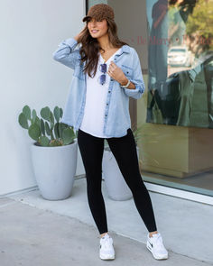 Our Stretch Chambray button up is back and better than ever! This closet staple contains a major comfort upgrade that sets it apart from all the rest - our signature, stretch-in soft tencel woven fabric for a feel that’s soft and everyday wearable! Leggings Outfit Casual, Black Leggings Outfit, Grace And Lace, Elegante Casual, Cooler Look, Casual Chic Outfit